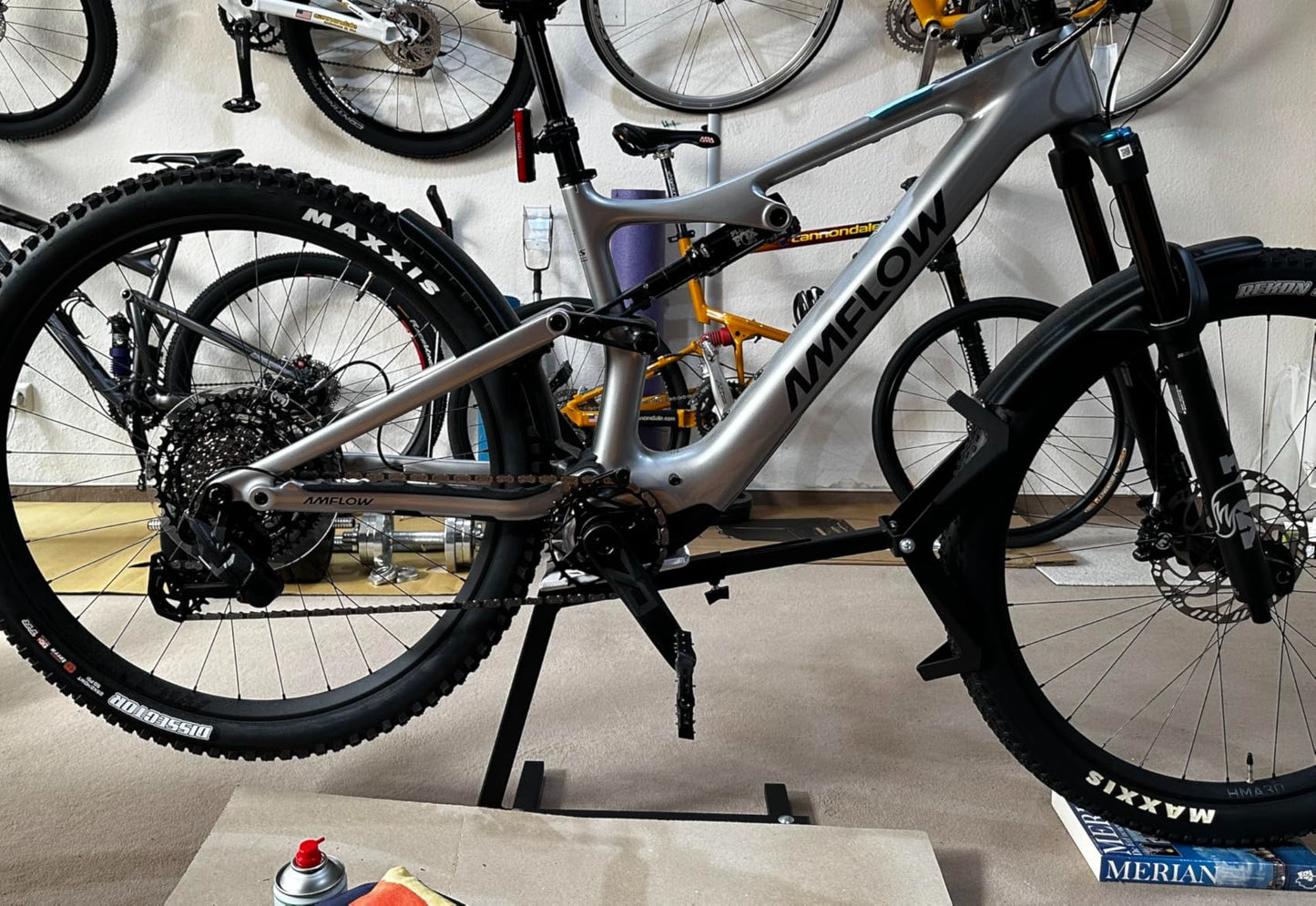 E-Bike Stand — 45kg Capacity, Rotating Rear Wheel, Fits 27.5-29 Inch Bikes