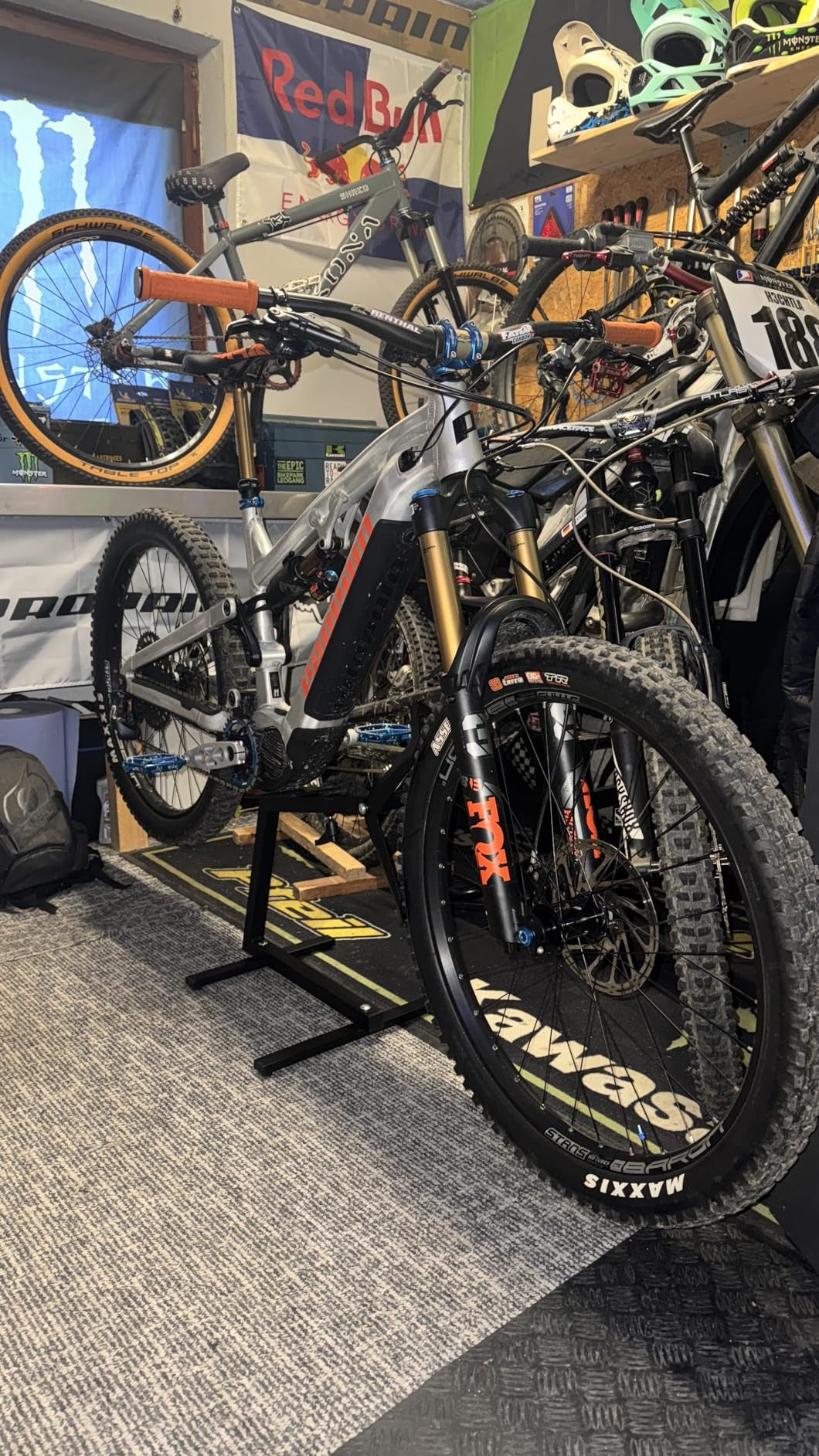 E-Bike Stand — 45kg Capacity, Rotating Rear Wheel, Fits 27.5-29 Inch Bikes