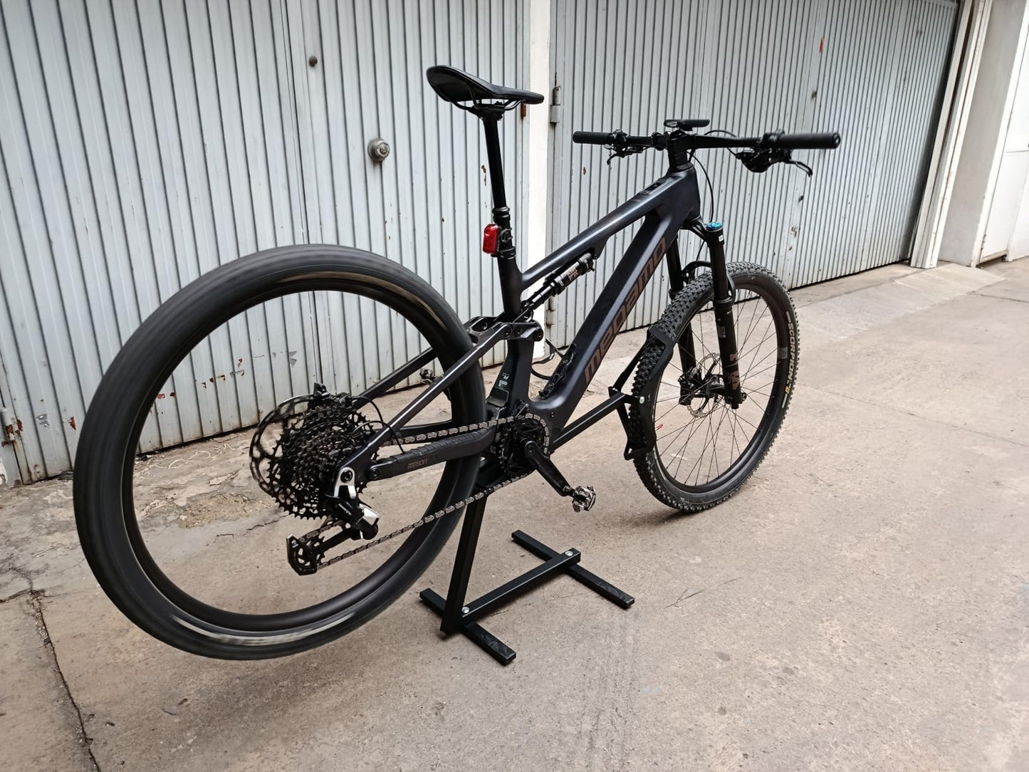 E-Bike Stand — 45kg Capacity, Rotating Rear Wheel, Fits 27.5-29 Inch Bikes