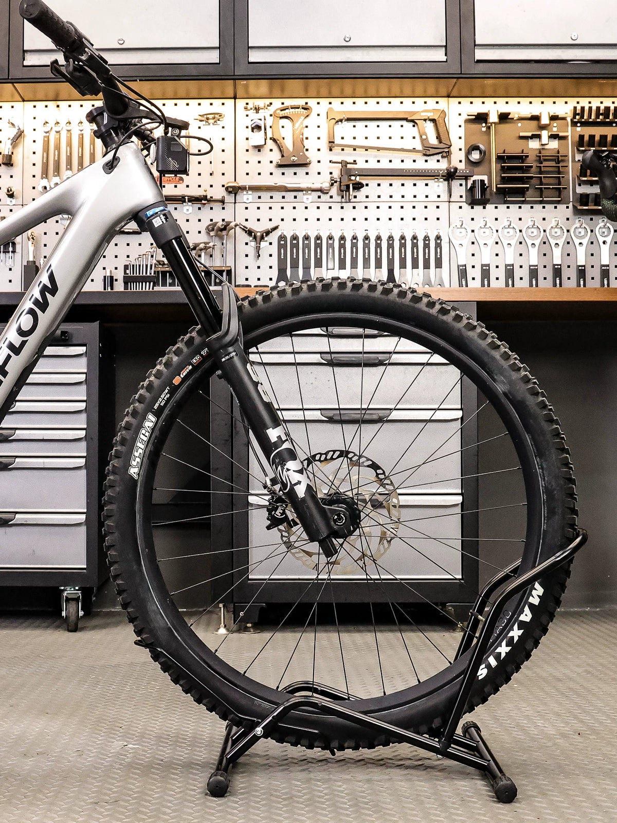 Lebaike wide-tire bicycle parking rack - tire channel
